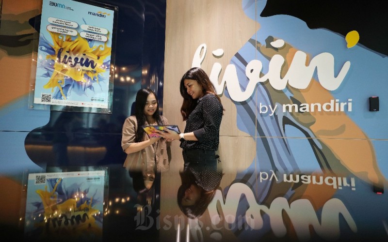 Karyawan melayani nasabah di salah satu kantor cabang Bank Mandiri di Jakarta, Jumat (24/3/2023). PT Bank Mandiri (Persero) Tbk. (BMRI) mencatatkan perbaikan kualitas kredit sepanjang 2022. Salah satunya, tercermin dari jumlah kredit restrukturisasi yang berhasil ditekan menjadi Rp35,9 triliun per Desember 2022. Sebagaimana diketahui, Otoritas Jasa Keuangan (OJK) akan menghentikan kebijakan restrukturisasi Covid-19 secara umum hingga akhir bulan ini. Sejalan dengan hal tersebut, jumlah kredit yang direstrukturisasi akibat pandemi oleh Bank Mandiri telah dipangkas 48,49% menjadi Rp35,9 triliun dari Rp69,7 triliun pada Desember 2021. Bisnis/Eusebio Chrysnamurti