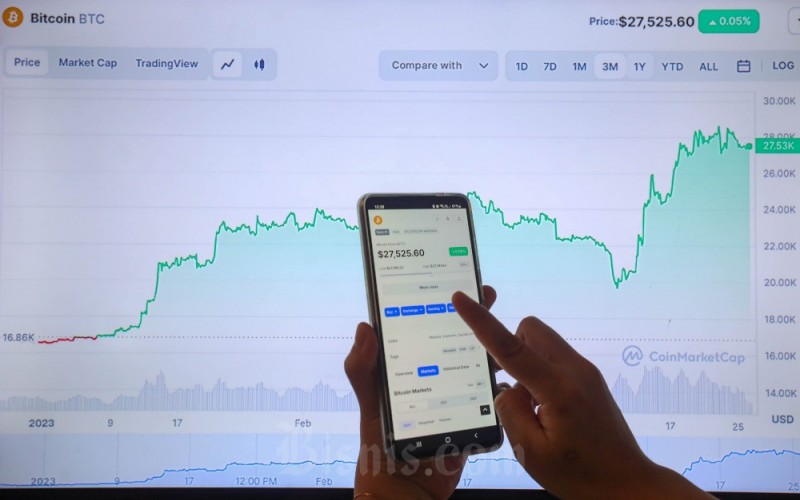 Warga mencari informasi harga bitcoin dalam website coinmarkercap di Bogor, Jawa Barat, Minggu (26/3/2023). Bitcoin melesat menuju level tertinggi tiga bulan terakhir, dan mencatatkan pertumbuhan paling besar sejak awal 2021 saat terakhir kali mencapai rekor tertinggi. Sejak awal 2023, Bitcoin naik 70%, nilainya naik US$300 miliar setelah rilis neraca Federal Reserve pekan lalu. Bisnis/Himawan L Nugraha