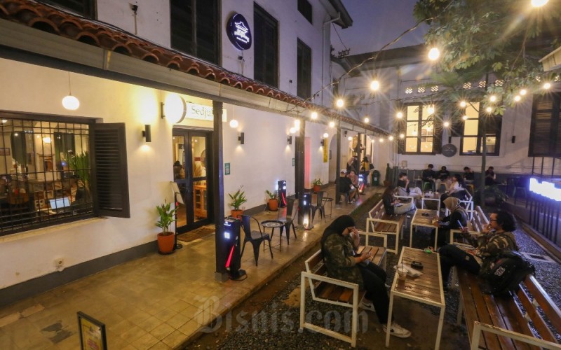 Pengunjung beraktivitas di salah satu kafe di Jakarta, Minggu (26/3/2023). Asosiasi Pengusaha Kafe dan Restoran Indonesia (Apkrindo) menyampaikan bahwa bisnis waralaba restoran dan kafe masih cukup menantang pada 2023 lantaran adanya ketidakpastian ekonomi global dan perubahan perilaku konsumen pasca pandemi. Asosiasi mengingatkan pada pebisnis restoran dan kafe untuk memikirkan konsep bisnis secara matang agar dapat bersaing dan berkembang pada masa depan. Bisnis/Himawan L Nugraha
