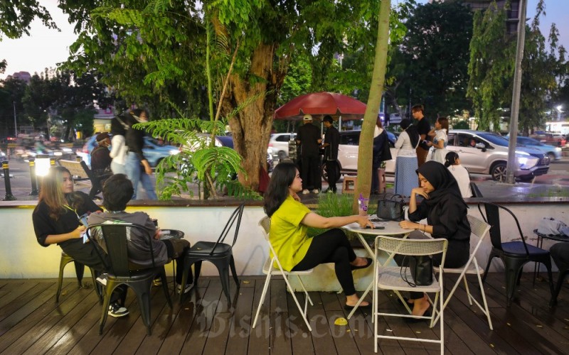Pengunjung beraktivitas di salah satu kafe di Jakarta, Minggu (26/3/2023). Asosiasi Pengusaha Kafe dan Restoran Indonesia (Apkrindo) menyampaikan bahwa bisnis waralaba restoran dan kafe masih cukup menantang pada 2023 lantaran adanya ketidakpastian ekonomi global dan perubahan perilaku konsumen pasca pandemi. Asosiasi mengingatkan pada pebisnis restoran dan kafe untuk memikirkan konsep bisnis secara matang agar dapat bersaing dan berkembang pada masa depan. Bisnis/Himawan L Nugraha