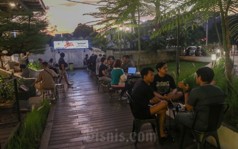 Pengunjung beraktivitas di salah satu kafe di Jakarta, Minggu (26/3/2023). Asosiasi Pengusaha Kafe dan Restoran Indonesia (Apkrindo) menyampaikan bahwa bisnis waralaba restoran dan kafe masih cukup menantang pada 2023 lantaran adanya ketidakpastian ekonomi global dan perubahan perilaku konsumen pasca pandemi. Asosiasi mengingatkan pada pebisnis restoran dan kafe untuk memikirkan konsep bisnis secara matang agar dapat bersaing dan berkembang pada masa depan. Bisnis/Himawan L Nugraha