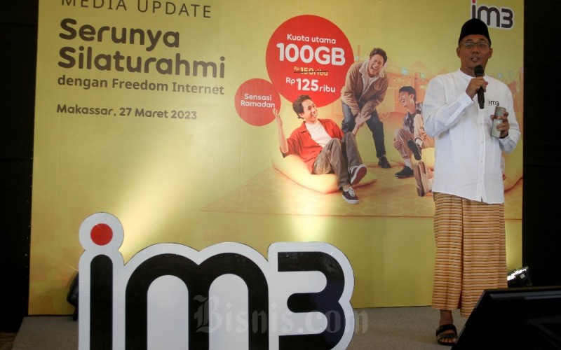 Senior Vice President Head of Region Kalimantan Sulawesi Maluku Papua (Kalisumapa) Brand IM3, Prio Sasongko memberikan penjelasan terkait kinerja IM3 di Makassar, Sulawesi Selatan, Senin (27/3/2023). Tahun ini merger IM3 dan Indosat telah rampung dengan kapasitas hamper tiga kali lebih besar. Demi mendukung program pemerintah agar masyarakat pelosok bisa mendapatkan akses internet, Indosat Ooredoo Hutchison berkomitmen memperluas aksesnya sampai ke level kecamatan. Saat ini coverage pupulation IM3 di wilayah Sulawesi maluku dan Papua masih 70 persen. Bisnis/Paulus Tandi Bone