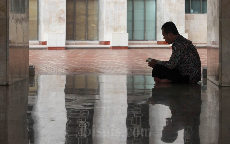 Warga muslim membaca Al Quran saat itikaf di Masjid Istiqlal, Jakarta, Selasa (28/3/2023). Bulan Ramadan banyak dimanfaatkan umat muslim meningkatkan amal ibadah. Pada bulan puasa setelah pandemi Covid-19 mereda ini, pengurus Masjid Istiqlal menggelar berbagai kegiatan seperti mimbar Ramadan, buka puasa bersama, hingga salat tarawih berjamaah. Bisnis/Himawan L Nugraha