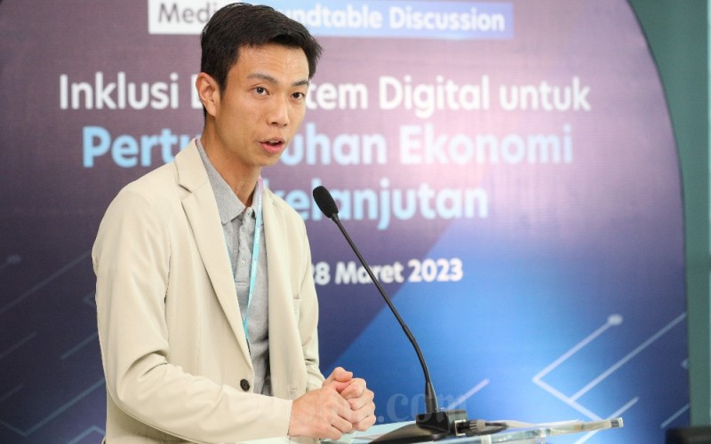 Consumer Banking Director PT Bank UOB Indonesia Henry Choi memberikan sambutan dalam acara Media Roundtable Discussion UOB Indonesia bertajuk Inklusi Ekosistem Digital untuk Pertumbuhan Ekonomi Berkelanjutan di Jakarta, Selasa (28/3). Diskusi tersebut membahas mengenai pengaruh ekosistem digital terhadap perkembangan dan pertumbuhan perbankan digital, serta manfaat untuk perekonomian negara. Bisnis/Suselo Jati