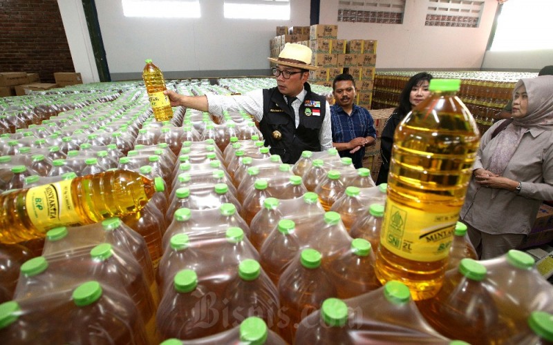 Gubernur Jawa Barat Ridwan Kamil (kiri) didampingi Kepala Dinas Perindustrian dan Perdagangan Jawa Barat Noneng Komara Nengsih (kanan) berbincang dengan pengelola saat melakukan inspeksi mendadak (sidak) ke salah satu distributor minyak goreng di Jalan Kawaluyaan Raya, Bandung, Jawa Barat, Selasa (28/3/2023). Sidak ke pasar dan distributor minyak goreng ini dilakukan untuk memantau ketersediaan serta perkembangan harga bahan pokok di pasar dan distributor sehingga mampu mengantisipasi lonjakan harga selama Ramadan hingga Idul Fitri 1444 H. Berdasarkan monitoring, Ridwan Kamil mendeteksi sekitar 70 persen komoditas pangan mengalami kenaikan harga pada pekan pertama Ramadan 2023 ini, dan masyarakat diminta untuk tidak khawatir, karena kenaikan masih dibatas kewajaran dan dipastikan suplai tetap aman. Bisnis/Rachman