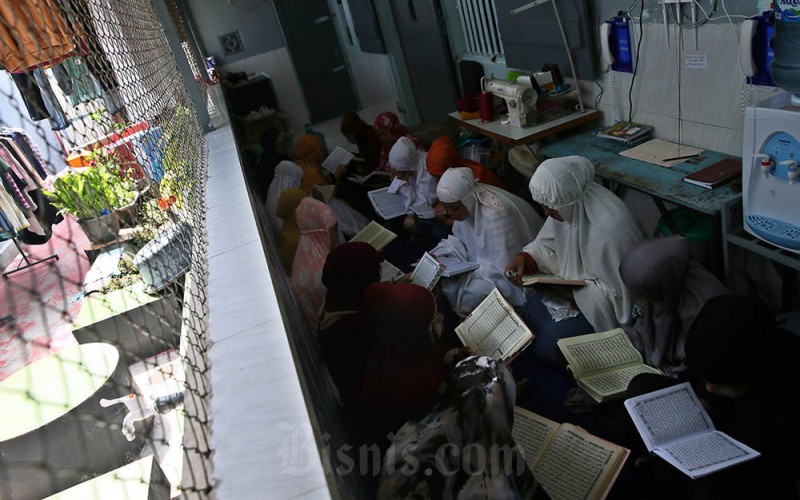 Warga binaan membaca Al Quran saat tadarusan di Blok Wanita Lapas Kelas II Blitar, Jawa Timur, Rabu (29/3/2023). Selain untuk meningkatkan ketakwaan warga binaan, tadarus Al Quran yang dilaksanakan selama bulan Ramadhan tersebut juga diharapkan menjadi sarana pembinaan mental terhadap warga binaan agar nantinya dapat membentuk kepribadian yang lebih baik usai menjalani masa hukuman dan tidak lagi melakukan tindakan yang melanggar hukum. ANTARA FOTO/Irfan Anshori