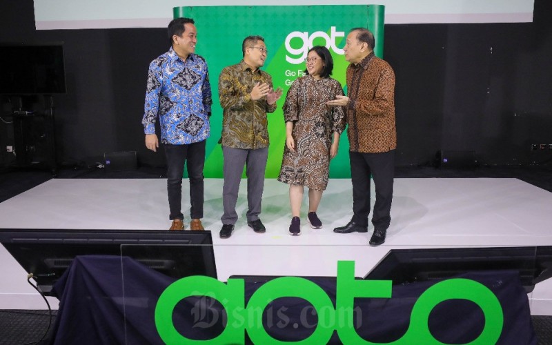Direktur Utama PT GoTo Gojek Tokopedia Tbk. Andre Soelistyo (dari kiri), Kepala LPEM FEB Universitas Indonesia Chaikal Nuryakin, Peneliti LPEM FEB Universitas Indonesia Prani Sastiono, dan Komisaris PT GoTo Gojek Tokopedia Tbk. Agus D.W. Martowardojo berbincang di sela-sela konferensi pers di Jakarta, Rabu (28/3/2023). Hasil studi dari Lembaga Penyelidikan Ekonomi & Masyarakat (LPEM), Fakultas Ekonomi dan Bisnis (FEB) Universitas Indonesia menunjukkan PT GoTo Gojek Tokopedia Tbk. atau GoTo telah berkontribusi hingga Rp428 triliun pada PDB Indonesia sepanjang 2022. Angka tersebut setara dengan 2,2% dari PDB Indonesia pada tahun 2022. Bisnis/Himawan L Nugraha