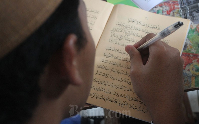 Santri memaknai kitab kuning Lababul Hadist yang dibacakan seorang ustadz di Pondok Pesantren Bahrul Maghfiroh, Malang, Jawa Timur, Rabu (29/3/2023). Kajian dan pemaknaan kitab kuning menjadi tradisi bulan Ramadhan di pesantren tersebut guna memperdalam ilmu agama Islam para santri. ANTARA FOTO/Ari Bowo Sucipto
