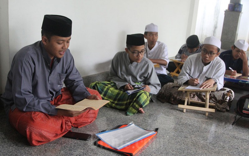 Santri memaknai kitab kuning Lababul Hadist yang dibacakan seorang ustadz di Pondok Pesantren Bahrul Maghfiroh, Malang, Jawa Timur, Rabu (29/3/2023). Kajian dan pemaknaan kitab kuning menjadi tradisi bulan Ramadhan di pesantren tersebut guna memperdalam ilmu agama Islam para santri. ANTARA FOTO/Ari Bowo Sucipto