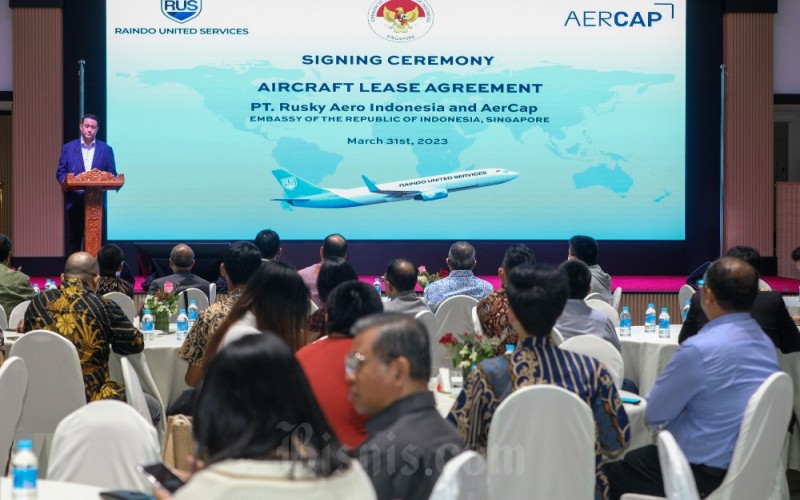 Founder Raindo Benny Rustanto memberikan pemaparan dalam acara penandatanganan perjanjian kerja sama Raindo dengan AerCap di Singapura, Jumat (31/3/2023). Kerja sama tersebut berupa penyewaan dua armada Boeing 737-800 Converted Freighters, yang disewakan AerCap kepada Raindo guna mendukung dan meningkatkan sektor logistik serta memberikan dampak positif pada industri Usaha Mikro Kecil dan Menengah (UMKM) yang memiliki keterbatasan akses saluran distribusi. Bisnis/Suselo Jati
