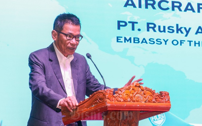 CEO Raindo United Services (Raindo) Bambang Sujatmiko memberikan pemaparan dalam acara penandatanganan perjanjian kerja sama Raindo dengan AerCap di Singapura, Jumat (31/3/2023). Kerja sama tersebut berupa penyewaan dua armada Boeing 737-800 Converted Freighters, yang disewakan AerCap kepada Raindo guna mendukung dan meningkatkan sektor logistik serta memberikan dampak positif pada industri Usaha Mikro Kecil dan Menengah (UMKM) yang memiliki keterbatasan akses saluran distribusi. Bisnis/Suselo Jati