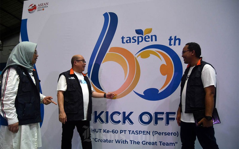 Direktur Utama PT Taspen (Persero) ANS Kosasih (tengah) berbincang bersama Direktur Keuangan Rena Latsmi Puri (kiri) dan Social and Environment Responsibility Unit Head Agus Muharam (kanan) saat peluncuran logo HUT ke-60 Taspen dan Safari Ramadhan BUMN 2023 di GOR Indoor Pajajaran, Kota Bogor, Jawa Barat, Jumat (31/3/2023). Dalam safari Ramadhan tersebut PT Taspen (Persero) membagikan sebanyak 1.000 paket sembako murah dan paket mudik gratis. ANTARA FOTO/Arif Firmansyah