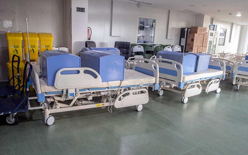 Sejumlah alat kesehatan yang sudah tidak digunakan di Rumah Sakit Darurat COVID (RSDC) Wisma Atlet Kemayoran, Jakarta, Jumat (31/3/2023). RSDC Wisma Atlet Kemayoran resmi ditutup pada Jumat (31/3/2023), setelah pertama kali merawat pasien Covid-19 pada 23 Maret 2020. ANTARA FOTO/Muhammad Adimaja