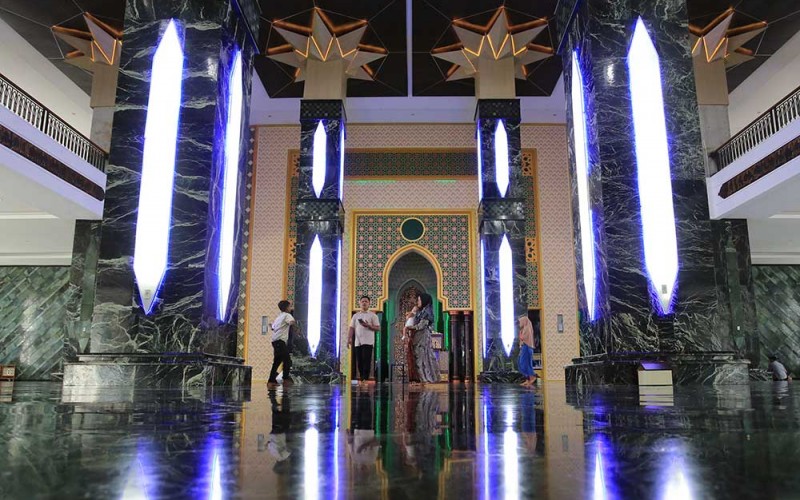 Sejumlah pengunjung berada di dalam Masjid Giok atau Masjid Agung Baitul A'la Desa Lueng Baro, Suka Makmur, Nagan Raya, Aceh, Jumat (31/3/2023). Masjid Agung Baitul A'la Nagan Raya yang dibangun sejak 2012 dengan gaya arsitektur perpaduan khas Asia Tenggara, Timur Tengah dan Aceh itu dihiasi ornamen batu giok  dan meski pembangunannya baru mencapai 80 persen, banyak wisatawan lokal maupun mancanegara mengunjunginya saat bulan suci Ramadhan. ANTARA FOTO/Syifa Yulinnas