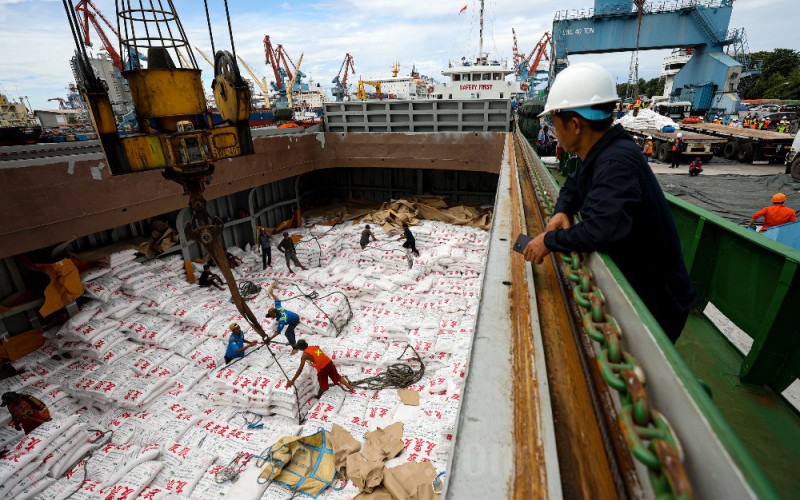 Proses bongkar muat gula di Terminal Kade 101 Tanjung Priok, Jakarta, Sabtu (1/4/2023). BUMN Holding Pangan ID FOOD merealisasikan penugasan pengadaan Gula Kristal Putih (GKP) tahun 2023 sebanyak 32.500 ton dari total penugasan sebesar 107.900 ton. Pengadaan 32.500 ton tersebut akan dilaksanakan secara bertahap hingga Mei 2023 untuk menjaga ketersediaan dan stabilisasi harga pangan gula memenuhi kebutuhan Ramadan, menjelang Idul Fitri dan HBKN 2023. Bisnis/Abdurachman