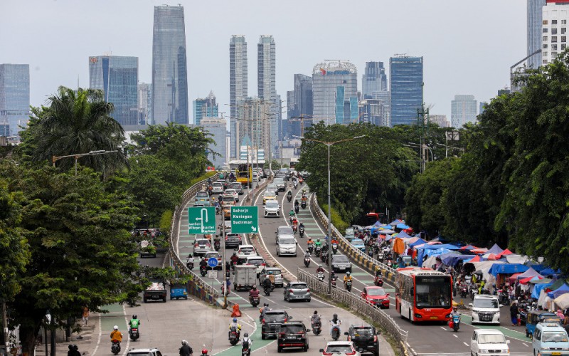 Kendaraan melintas dengan latar jajaran gedung bertingkat di Jakarta, Sabtu (1/4/2023). Gubernur Bank Indonesia (BI) Perry Warjiyo optimistis perekonomian Asean-5 akan tetap tumbuh kuat dan akan menjadi episentrum pertumbuhan ekonomi dunia di tengah masih tingginya gejolak global. Pada 2023, perekonomian Asean-5 diperkirakan tumbuh pada kisaran 4,6% hingga 4,7%, melambat dari tahun sebelumnya seiring dengan tertahannya perekonomian global. Bisnis/Abdurachman