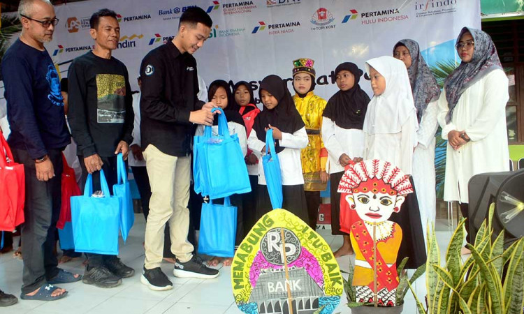 JMI Berikan Donasi Pendidikan Masyarakat Pesesir Di SDN Tanjung Burung Kabupaten Banten Lewat Media Dongeng Perbankan
