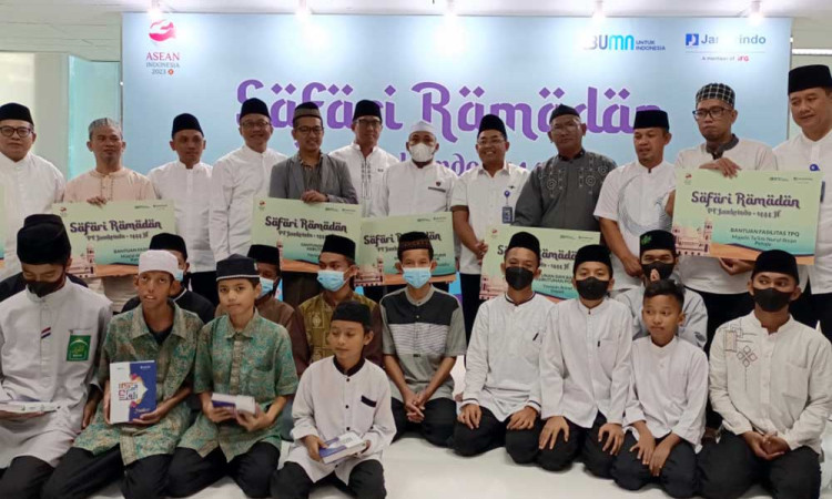 Jamkrindo Bagikan 7.937 paket sembako dan Santunan di Berbagai Daerah 