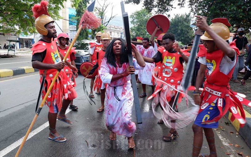 Sejumlah pemuda Jemaat GKI Getsemani Kotaraja melakukan prosesi visualisasi jalan salib di Kotaraja, Kota Jayapura, Papua, Sabtu (1/4/2023). Prosesi yang mengisahkan kesengsaraan Yesus tersebut untuk mengenang peristiwa penangkapan, penyaliban hingga wafat Yesus di kayu salib. ANTARA FOTO/Sakti Karuru