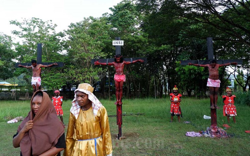 Sejumlah pemuda Jemaat GKI Getsemani Kotaraja melakukan prosesi visualisasi jalan salib di Kotaraja, Kota Jayapura, Papua, Sabtu (1/4/2023). Prosesi yang mengisahkan kesengsaraan Yesus tersebut untuk mengenang peristiwa penangkapan, penyaliban hingga wafat Yesus di kayu salib. ANTARA FOTO/Sakti Karuru