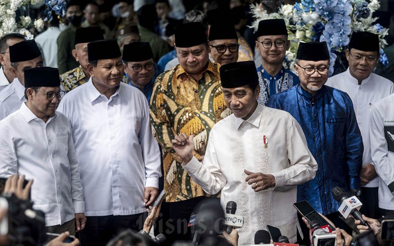 Presiden Joko Widodo (ketiga kanan) didampingi Ketua Umum PAN Zulkifli Hasan (kedua kanan), Ketua Umum Partai Golkar Airlangga Hartarto (ketiga kanan), Ketua Umum Partai Gerindra Prabowo Subianto (kedua kiri), Ketua Umum PKB Abdul Muhaimin Iskandar (kiri), dan Plt Ketua Umum DPP PPP Muhamad Mardiono (kanan) memberikan keterangan pers usai menghadiri acara Silaturahmi Ramadhan 1444 H DPP PAN di Kantor DPP PAN, Jakarta, Minggu (2/4/2023). Acara tersebut turut dihadiri para ketua umum partai politik koalisi pendukung pemerintah seperti PAN, Partai Golkar, Partai Gerindra, PPP, dan PKB. ANTARA FOTO/Aprillio Akbar