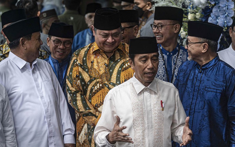 Presiden Joko Widodo (kedua kanan) didampingi Ketua Umum PAN Zulkifli Hasan (kanan), Ketua Umum Partai Golkar Airlangga Hartarto (kedua kiri), dan Ketua Umum Partai Gerindra Prabowo Subianto (kiri) memberikan keterangan pers usai menghadiri acara Silaturahmi Ramadhan 1444 H DPP PAN di Kantor DPP PAN, Jakarta, Minggu (2/4/2023). Acara tersebut turut dihadiri para ketua umum partai politik koalisi pendukung pemerintah seperti PAN, Partai Golkar, Partai Gerindra, PPP, dan PKB. ANTARA FOTO/Aprillio Akbar