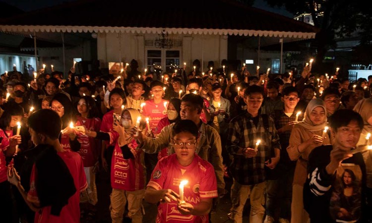 Aksi Seribu Lilin Untuk Sepak Bola Indonesia di Gedung Joang 45 Jakarta