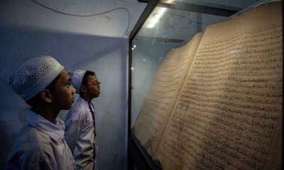 Masjid Masjid Jami Matraman Jakarta Menyimpan Mushaf Alquran Raksasa Dari Daun Lontar