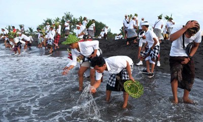 Warga di Bali Ikuti Tradisi Tek-Tekan Saat Prosesi Upacara Melasti Kedasa