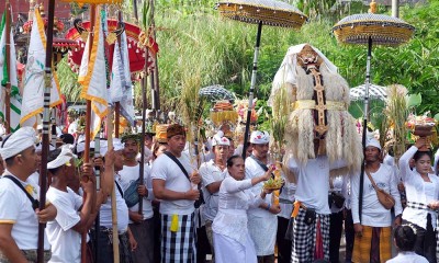 Warga di Bali Ikuti Tradisi Tek-Tekan Saat Prosesi Upacara Melasti Kedasa