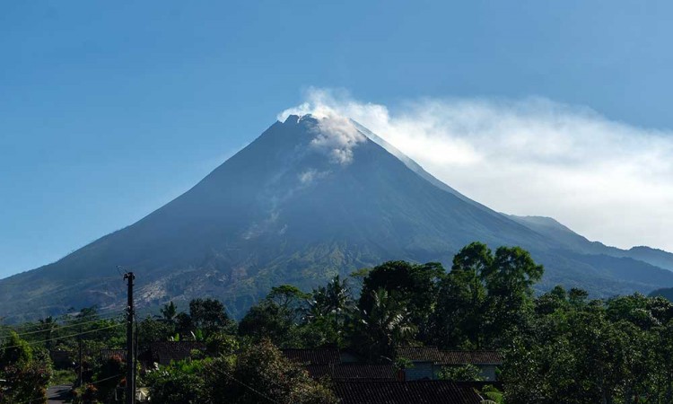 Gunung Merapi Kembali Keluarkan Guguran Lava Dengan Jarak Luncur 1.500 Meter