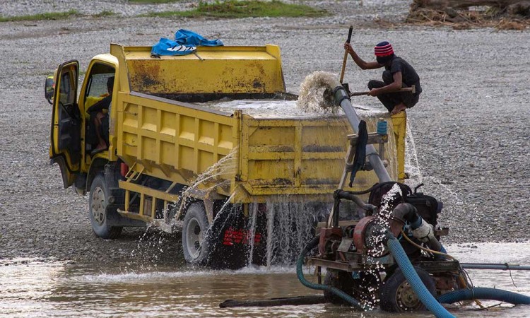 Aktivitas Penambangan Pasir Rakyat di Sungai Palu