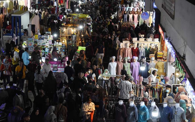 Warga berbelanja di Blok B Pasar Tanah Abang, Jakarta, Jumat (7/4/2023). Menurut pedagang, penjualan busana muslim di pasar tersebut pada minggu ketiga bulan puasa mulai ramai sebagai persiapan menjelang Lebaran. ANTARA FOTO/Indrianto Eko Suwarso