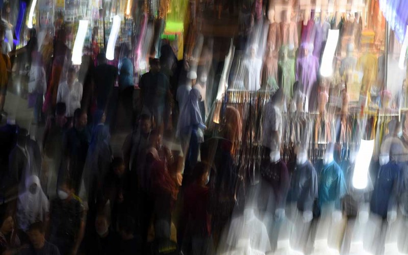Warga berbelanja di Blok B Pasar Tanah Abang, Jakarta, Jumat (7/4/2023). Menurut pedagang, penjualan busana muslim di pasar tersebut pada minggu ketiga bulan puasa mulai ramai sebagai persiapan menjelang Lebaran. ANTARA FOTO/Indrianto Eko Suwarso