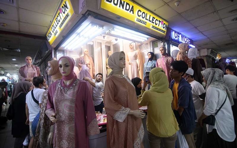 Warga berbelanja di Blok B Pasar Tanah Abang, Jakarta, Jumat (7/4/2023). Menurut pedagang, penjualan busana muslim di pasar tersebut pada minggu ketiga bulan puasa mulai ramai sebagai persiapan menjelang Lebaran. ANTARA FOTO/Indrianto Eko Suwarso