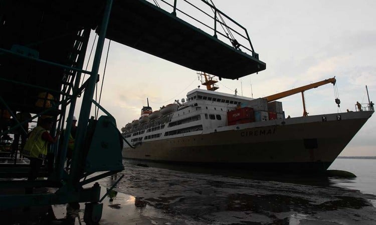 Pemudik Mulai Padati Pelabuhan Tanjung Perak Surabaya