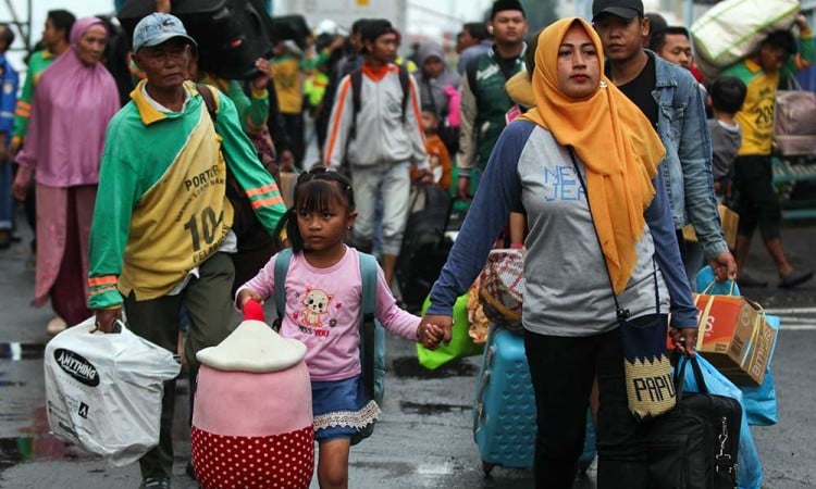 Pemudik Mulai Padati Pelabuhan Tanjung Perak Surabaya