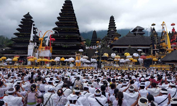 Umat Hindu di Bali Ikuti Rangkaian Upacara Ida Bhatara Turun Kabeh