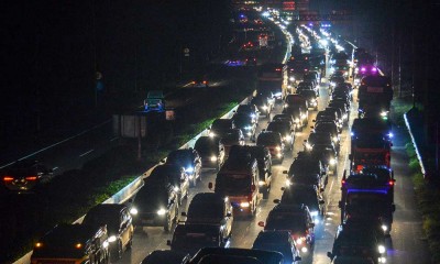 Kendaraan Terjebak Kemacetan di Gerbang Keluar Tol Cileunyi