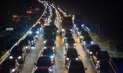 Kendaraan Terjebak Kemacetan di Gerbang Keluar Tol Cileunyi