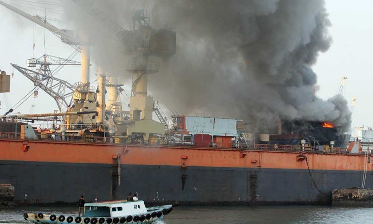 Kapal Kargo KM Anugerah Mandiri 8 Terbakar di Pelabuhan Tanjung Perak Surabaya