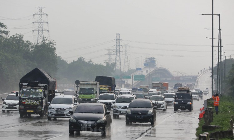 Tol Jakarta-Cikampek Mulai Padat Merayap Saat Arus Mudik Lebaran 2023