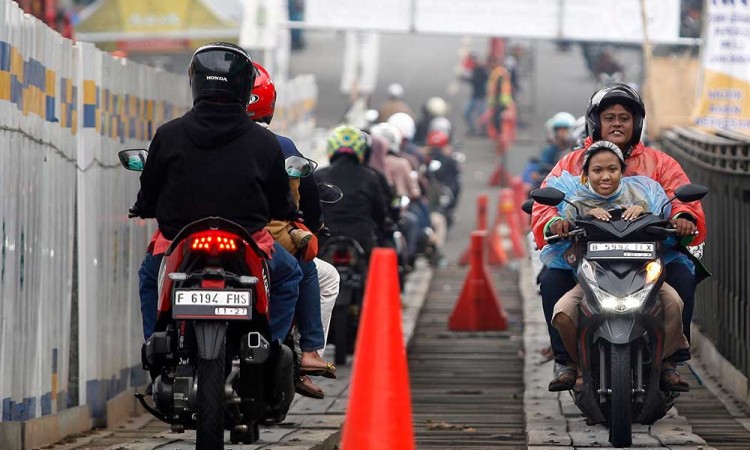 Jalan Utama Rusak, Pemudik Motor Terpaksa Melewati Jembatan Darurat di Cikreteg Bogor