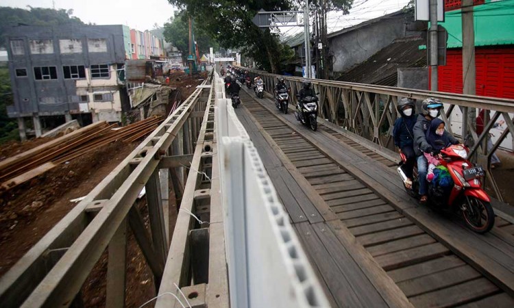 Jalan Utama Rusak, Pemudik Motor Terpaksa Melewati Jembatan Darurat di Cikreteg Bogor