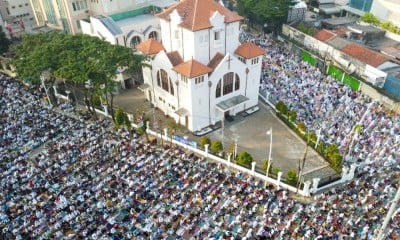 Potret Toleransi Beragama, Warga Matraman Salat Idul Fitri di Depan Gereja