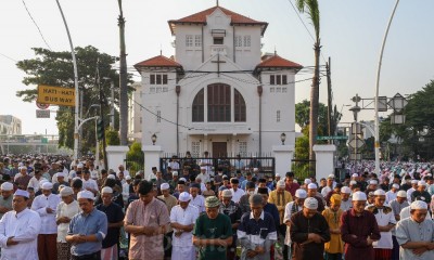 Potret Toleransi Beragama, Warga Matraman Salat Idul Fitri di Depan Gereja
