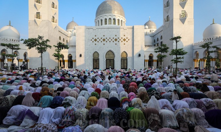 Salat Idul Fitri di Masjid Sheikh Zayed