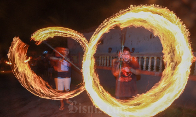 Keseruan Pawai Api Saat Malam Takbiran