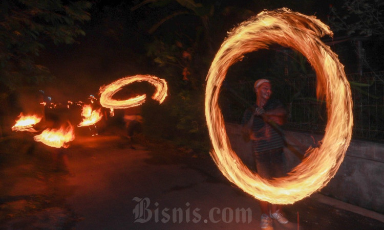 Keseruan Pawai Api Saat Malam Takbiran