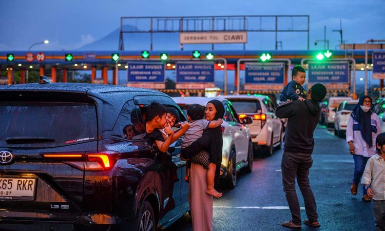 Ribuan Kendaraan Terjebak Macet di Pintu Keluar Tol Ciawi